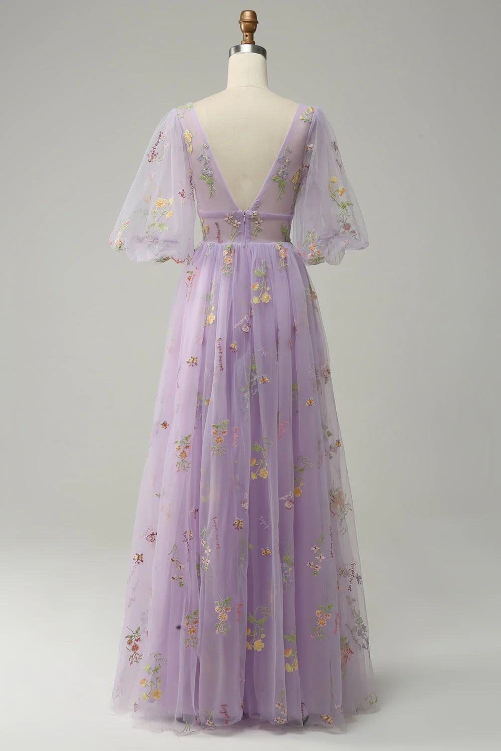 Vestido de fiesta largo color lavanda con escote en V y bordado, mangas cortas