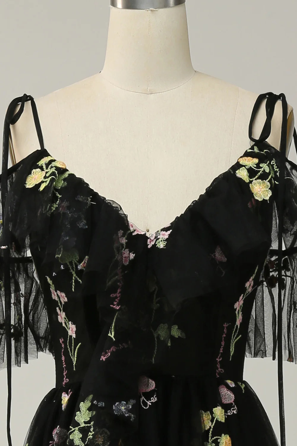 Vestido de fiesta largo verde con escote en V, tirantes finos, bordado y abertura