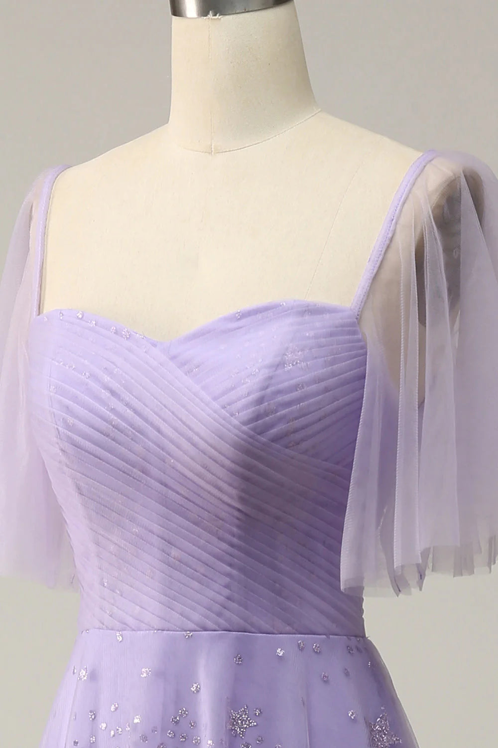 Vestido de fiesta lavanda con hombros descubiertos y volantes