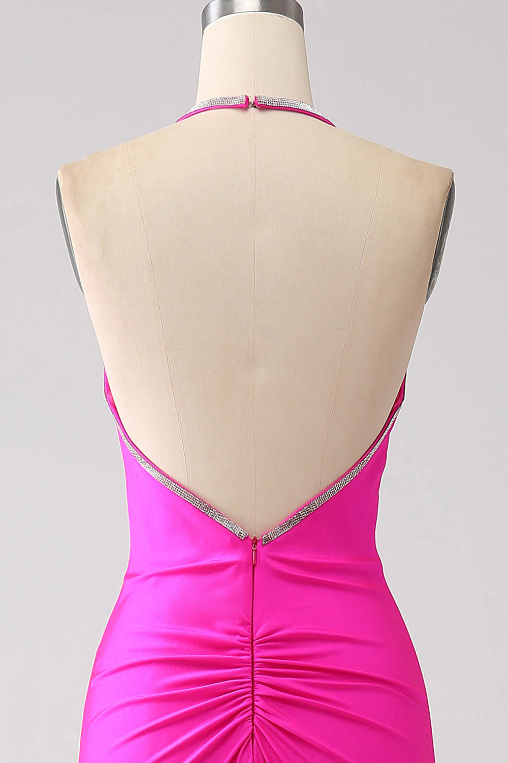 Vestido de fiesta largo fucsia de sirena, cuello halter, espalda descubierta
