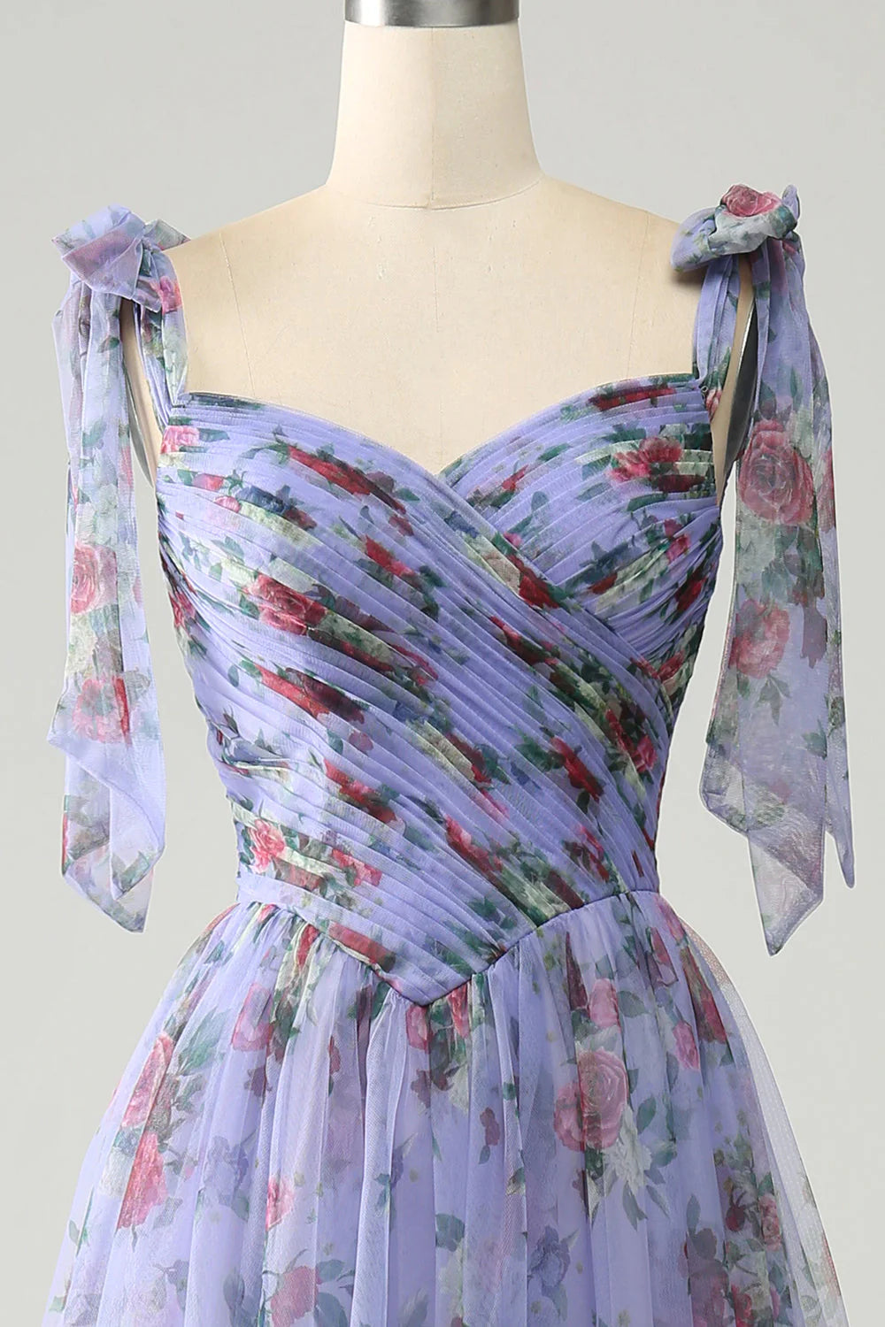 Vestido de fiesta de tul con estampado floral lavanda y pliegues