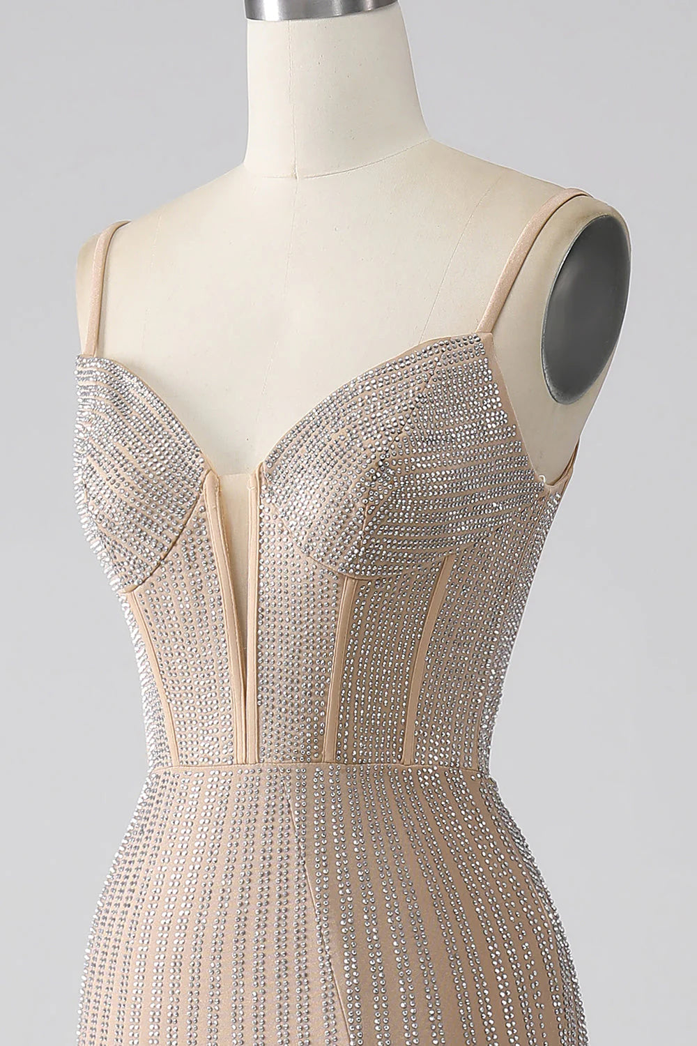 Vestido de fiesta largo con tirantes finos y sirena color champán brillante con abertura