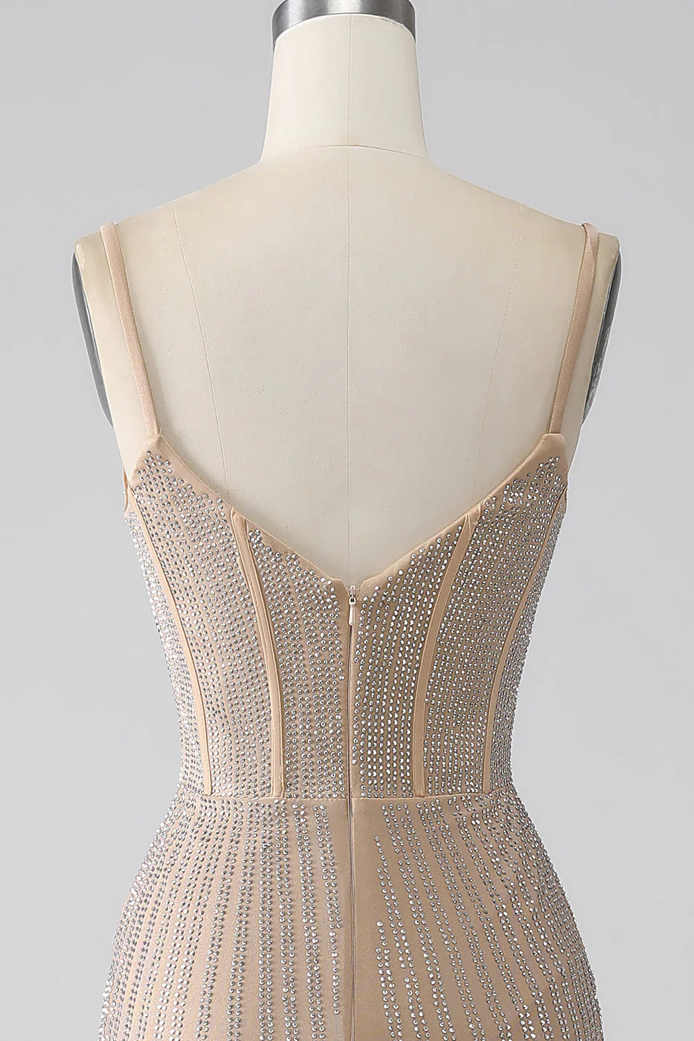 Vestido de fiesta largo con tirantes finos y sirena color champán brillante con abertura