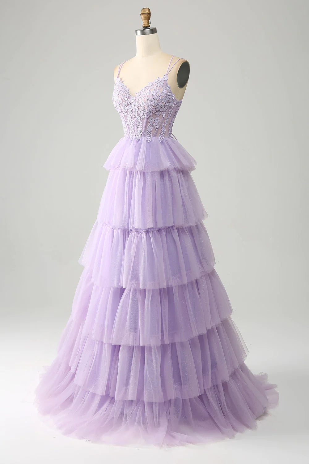Vestido de fiesta de tul lila con corsé princesa escalonado y apliques