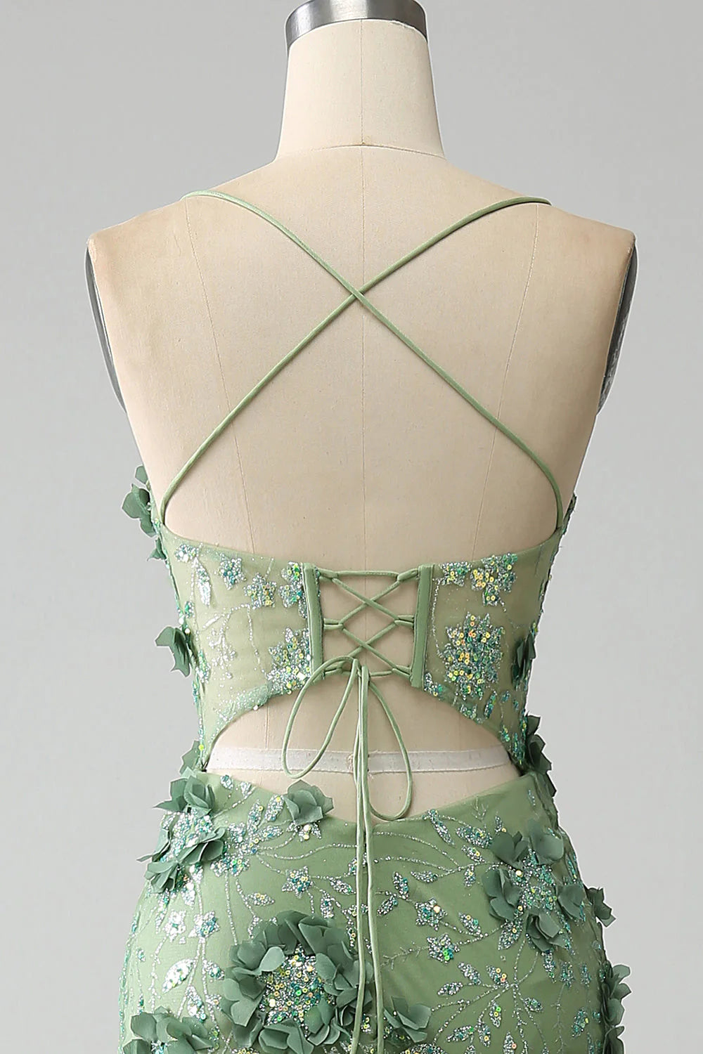 Vestido de fiesta de sirena con tirantes finos, corsé verde y apliques