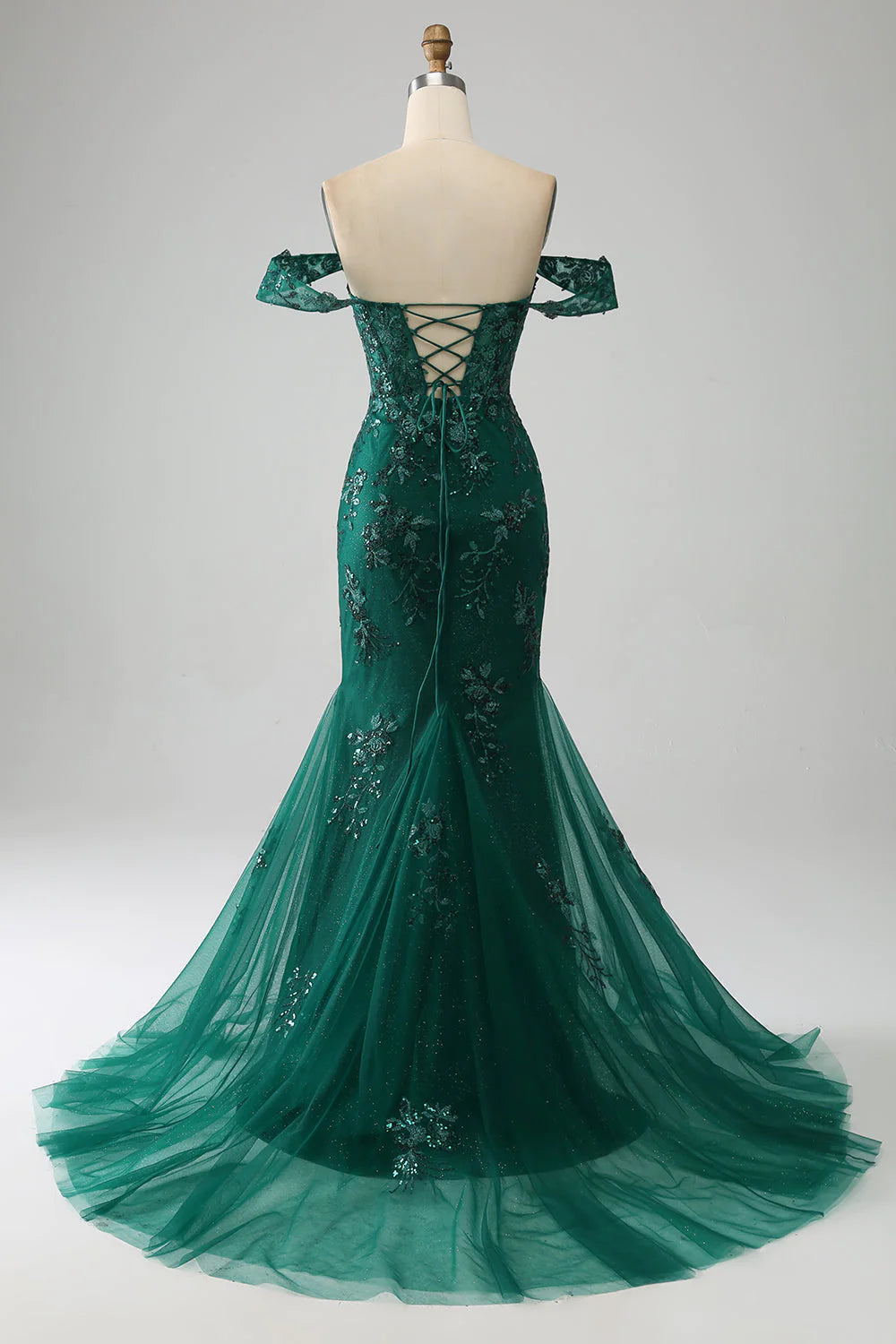 Vestido de fiesta verde oscuro con hombros descubiertos y apliques de sirena