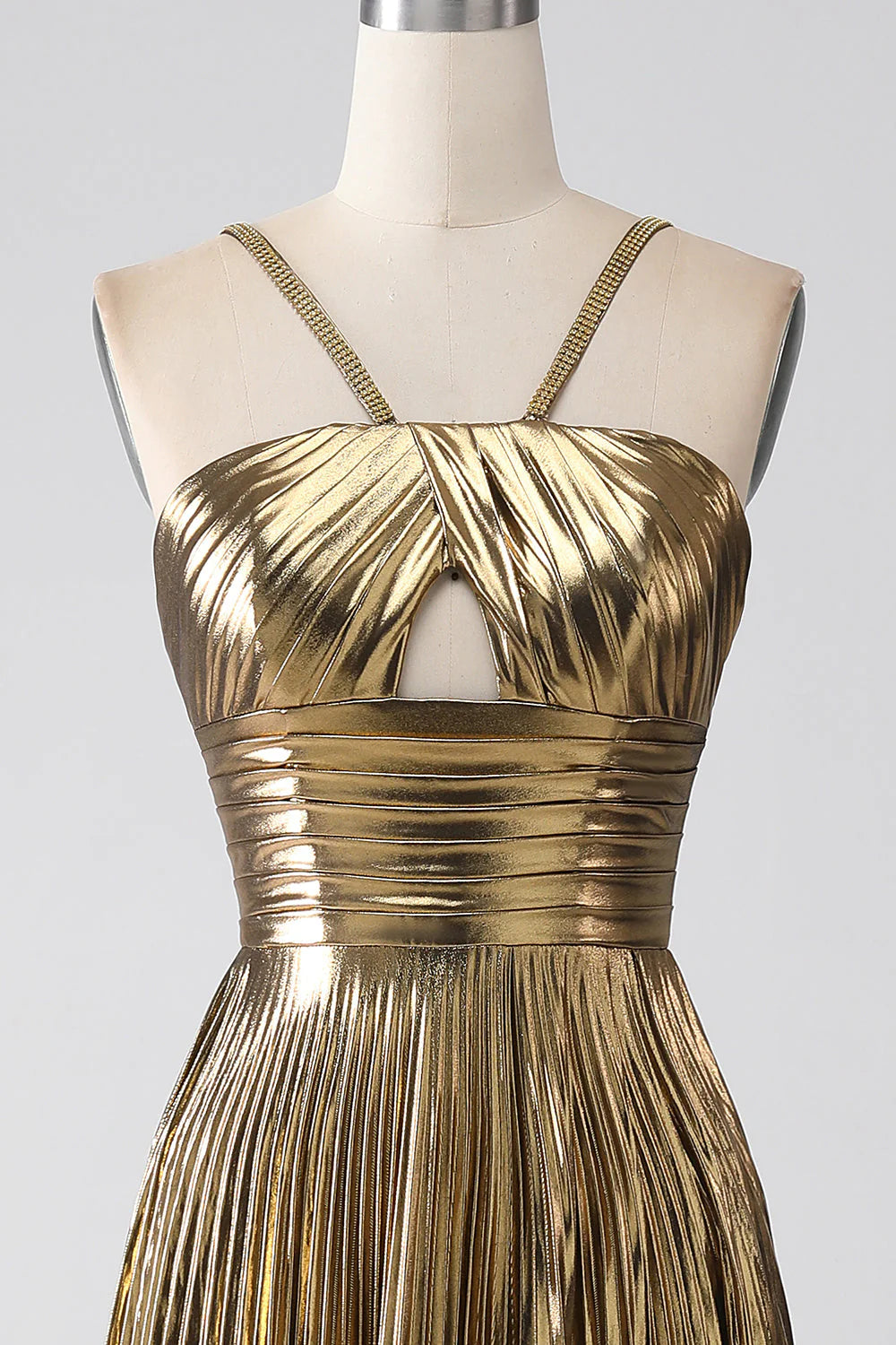 Vestido de fiesta plisado brillante con abertura y tirantes finos en color rosa intenso