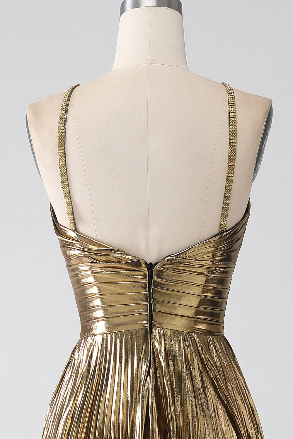 Vestido de fiesta plisado brillante con abertura y tirantes finos en color rosa intenso