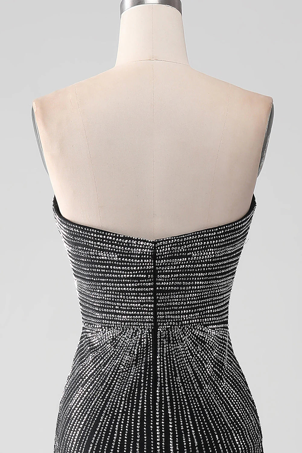 Vestido de fiesta de sirena sin tirantes con abertura y brillo negro