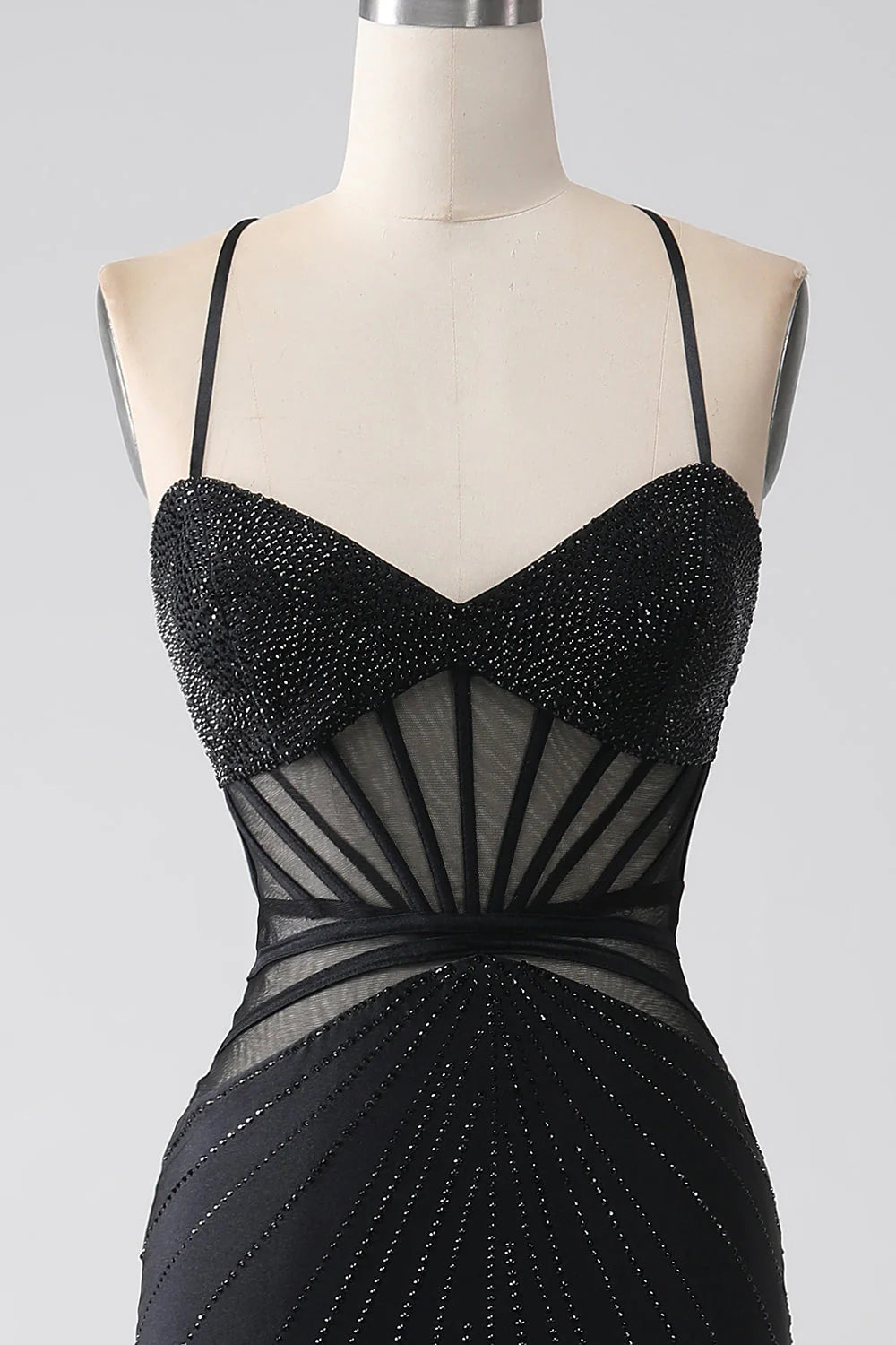 Vestido de fiesta largo de sirena con tirantes finos negros y abertura