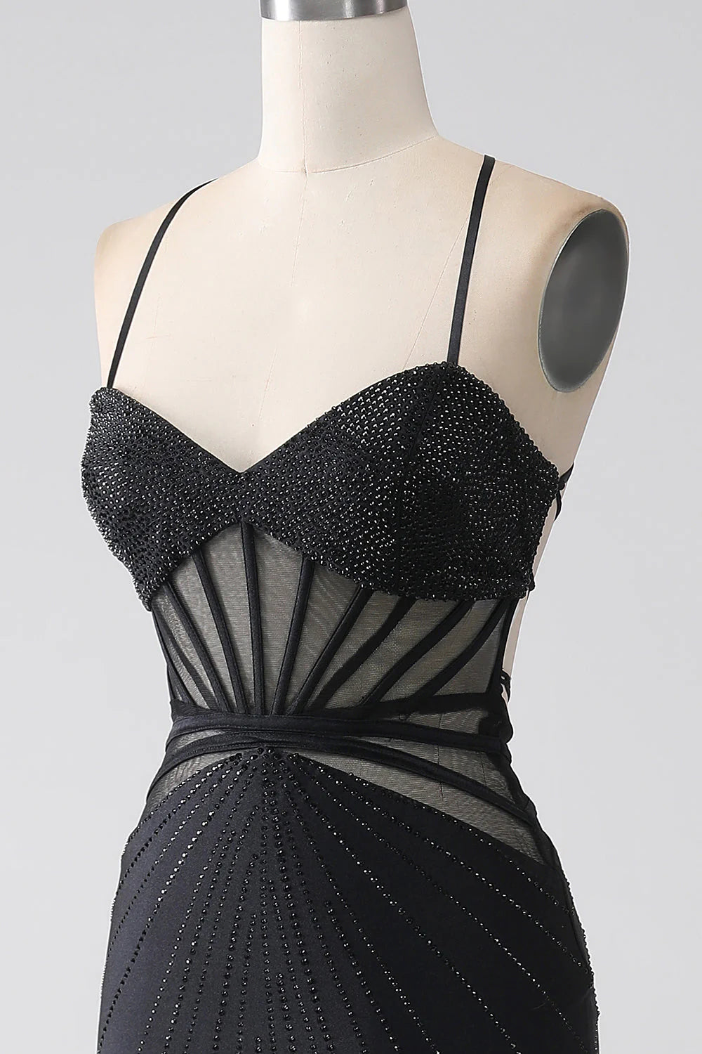 Vestido de fiesta largo de sirena con tirantes finos negros y abertura