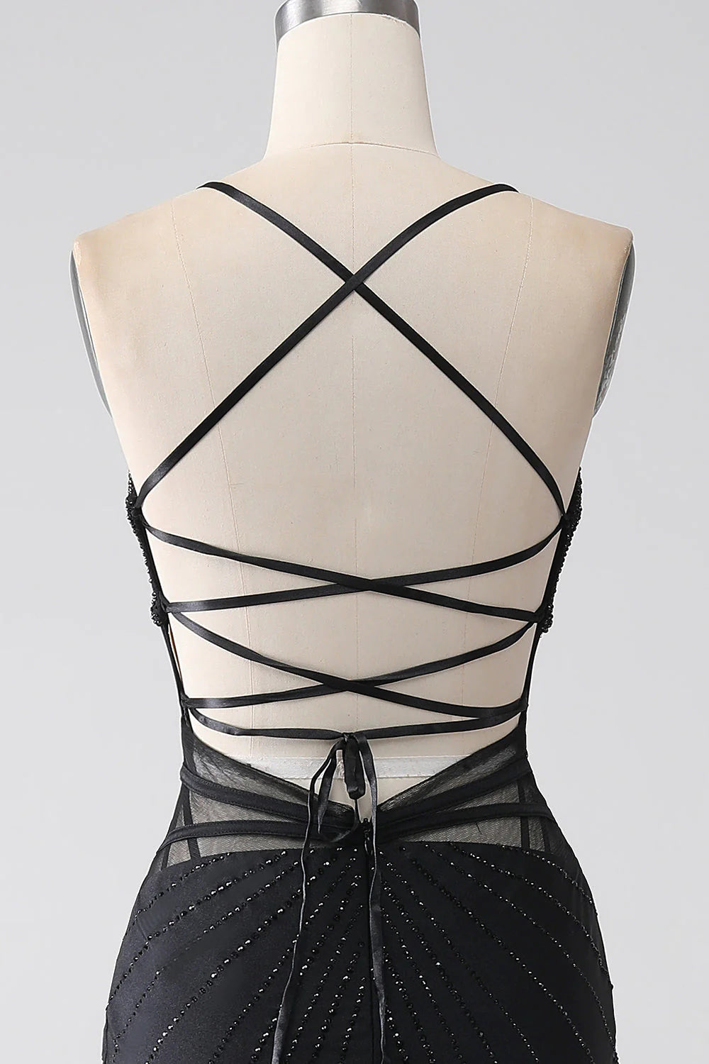 Vestido de fiesta largo de sirena con tirantes finos negros y abertura