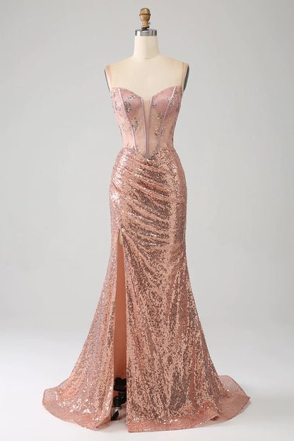 Vestido de fiesta con corsé fruncido de lentejuelas y cuentas de sirena en oro rosa con abertura lateral