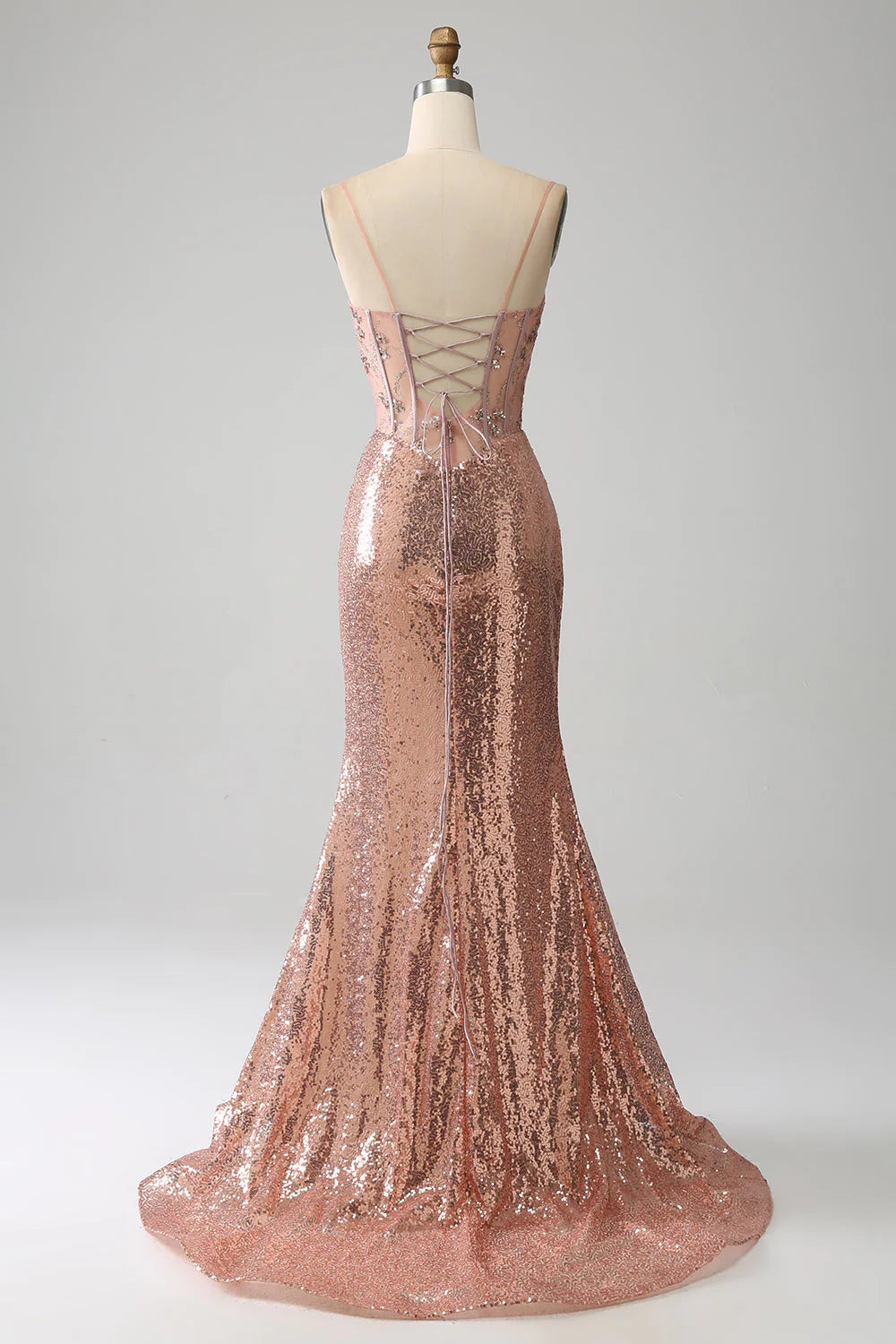 Vestido de fiesta con corsé fruncido de lentejuelas y cuentas de sirena en oro rosa con abertura lateral