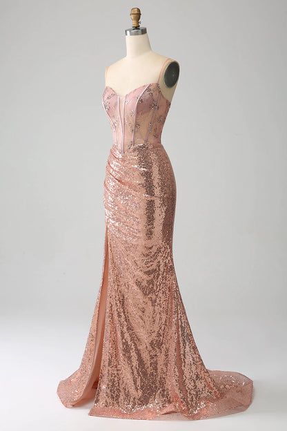 Vestido de fiesta con corsé fruncido de lentejuelas y cuentas de sirena en oro rosa con abertura lateral