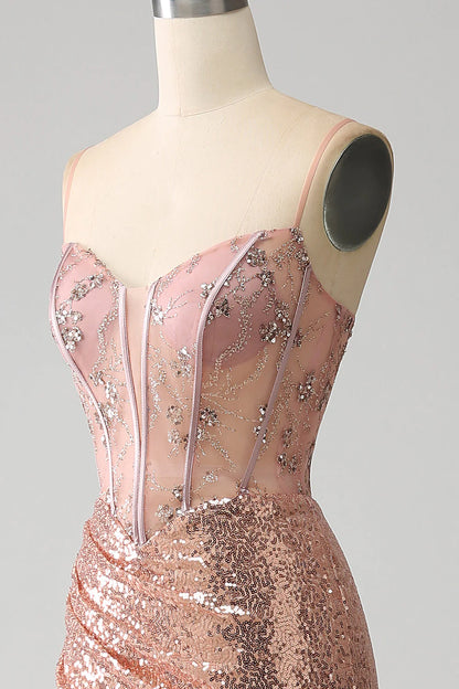 Vestido de fiesta con corsé fruncido de lentejuelas y cuentas de sirena en oro rosa con abertura lateral