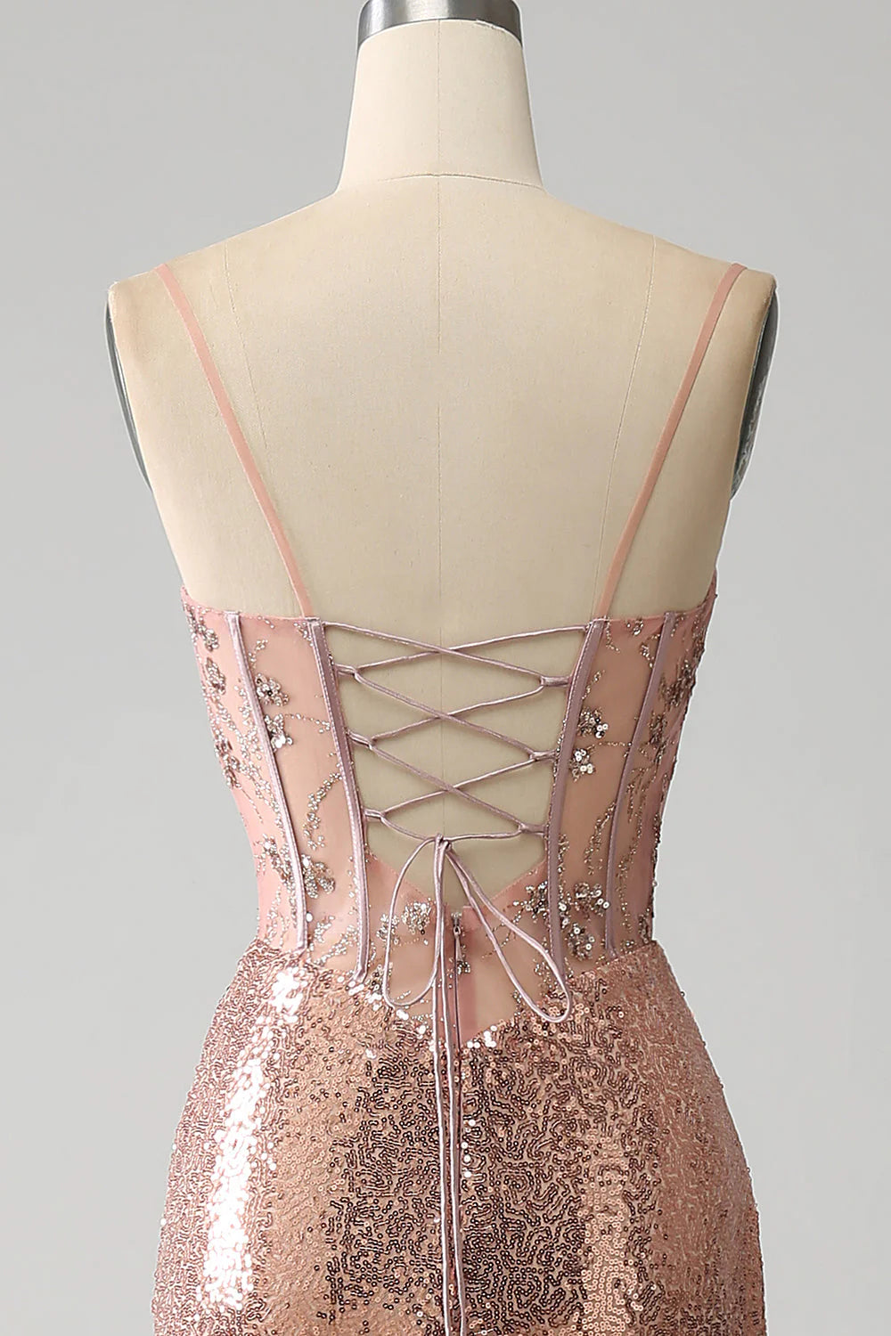 Vestido de fiesta con corsé fruncido de lentejuelas y cuentas de sirena en oro rosa con abertura lateral