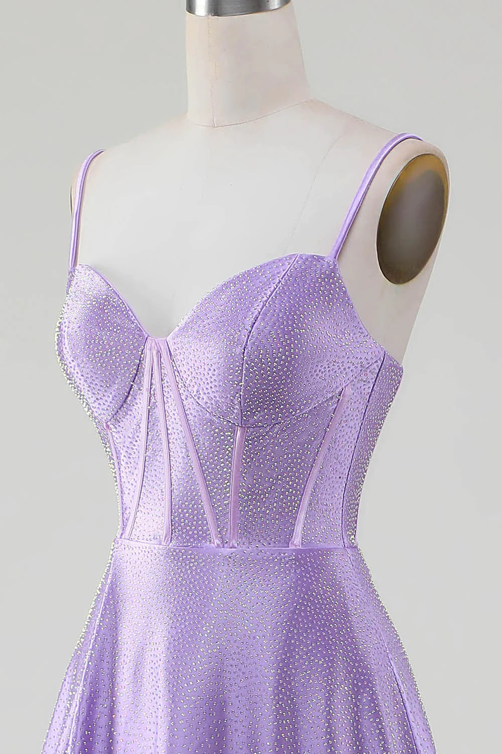 Vestido de fiesta sencillo con escote en A, abertura lateral y corsé en lila brillante con pedrería