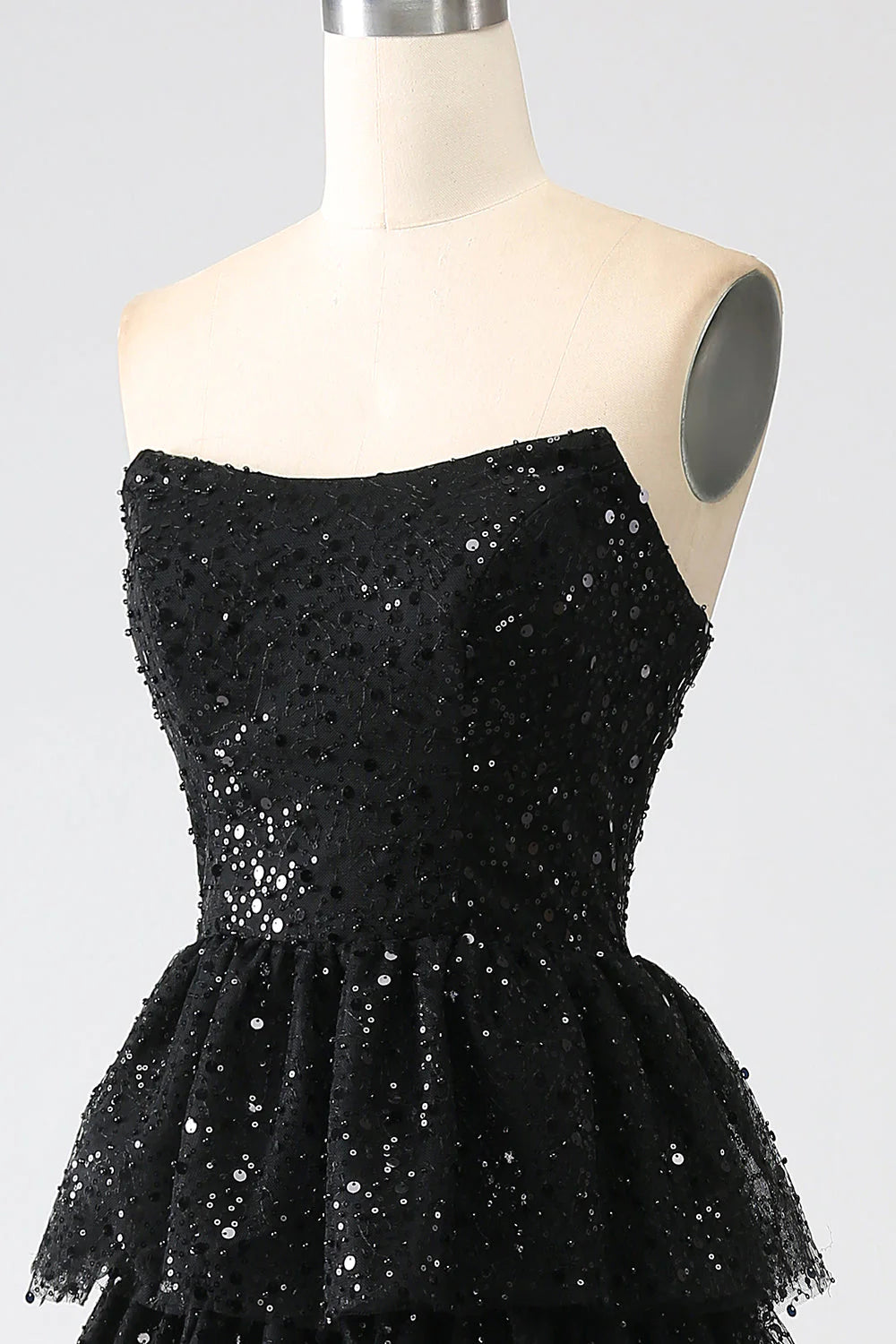 Vestido de fiesta negro con lentejuelas y abertura en forma de A