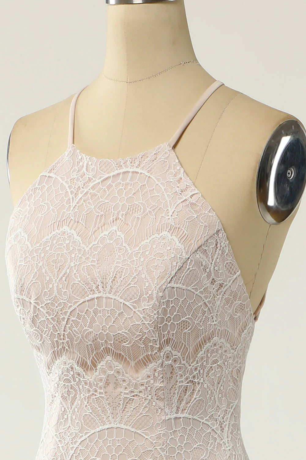 Meerjungfrau-Brautkleid aus weißer Spitze mit Neckholder und Schleppe