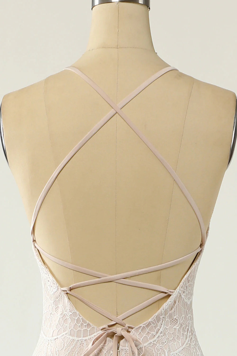 Meerjungfrau-Brautkleid aus weißer Spitze mit Neckholder und Schleppe