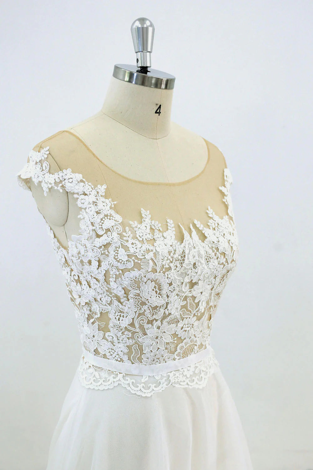 Vestido de fiesta largo de tul con encaje y cuello redondo