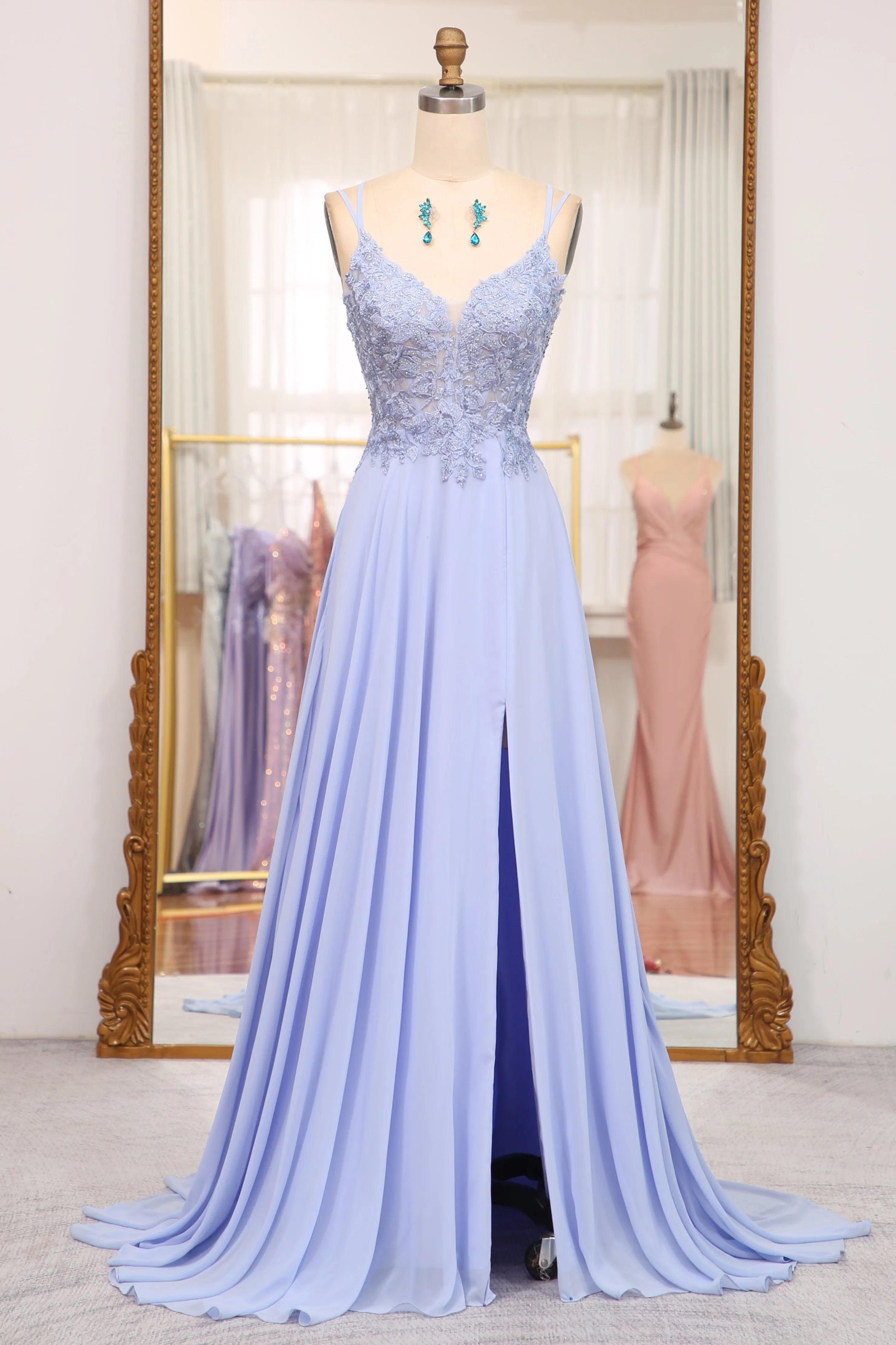 Vestido de fiesta largo con encaje y apliques en forma de A