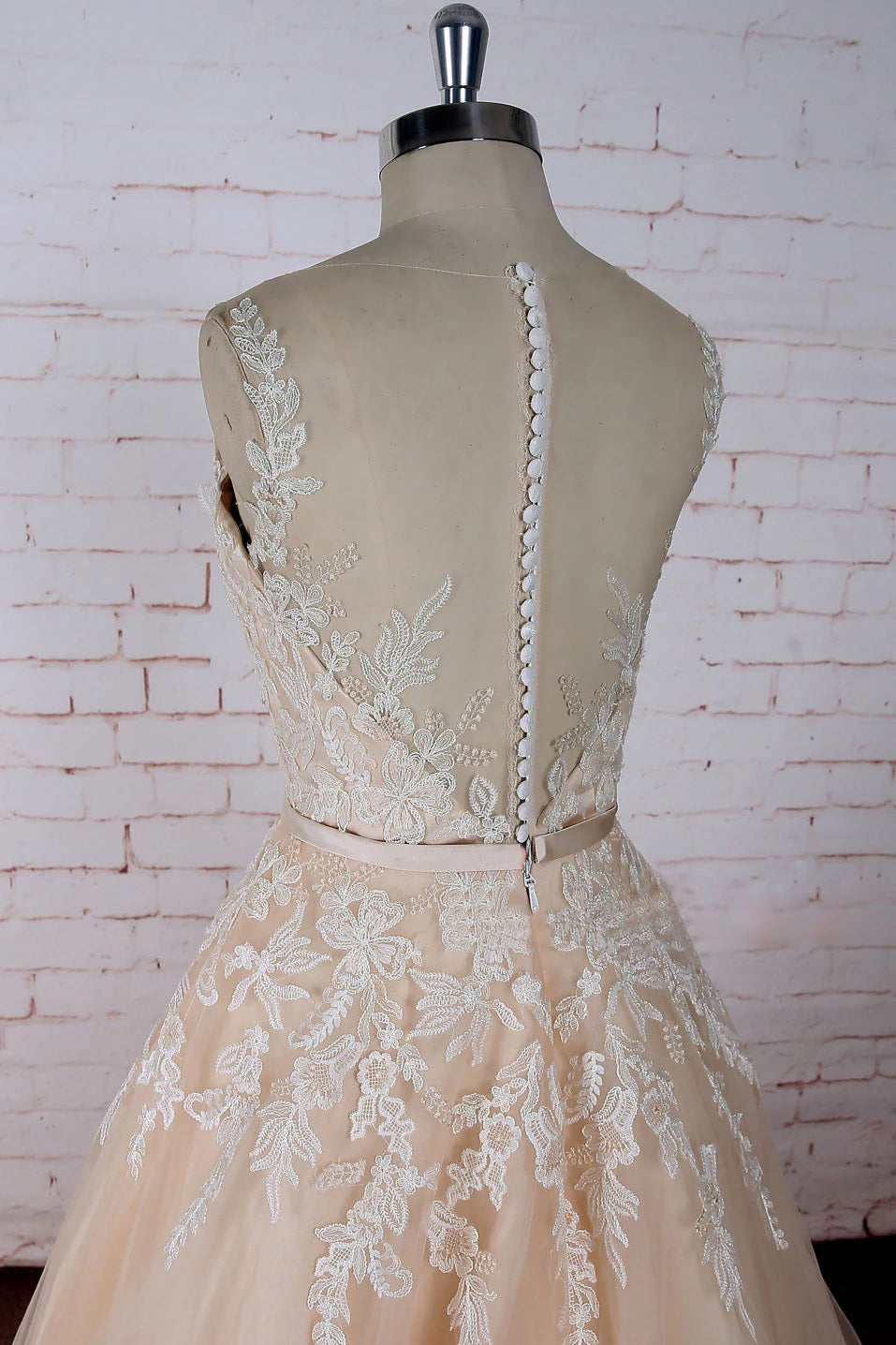 Vestido de fiesta largo de tul con apliques de encaje y cuello redondo