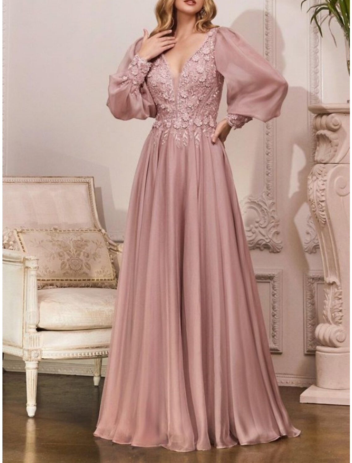 Vestido elegante de dama de honor con escote en V, largo hasta el suelo, manga larga, con apliques plisados y corte en forma de tubo.