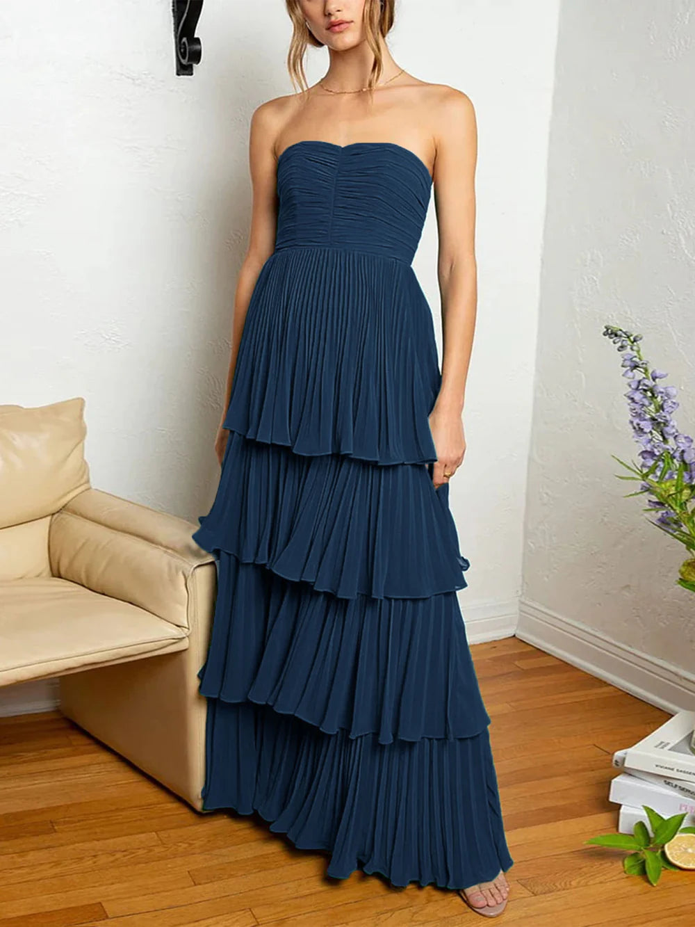 Vestido de fiesta largo multicapa con volantes y sin tirantes