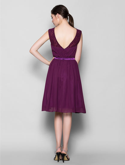 A-Linie, V-Ausschnitt, knielanges Chiffon-Brautjungfernkleid mit überkreuzten Ärmeln
