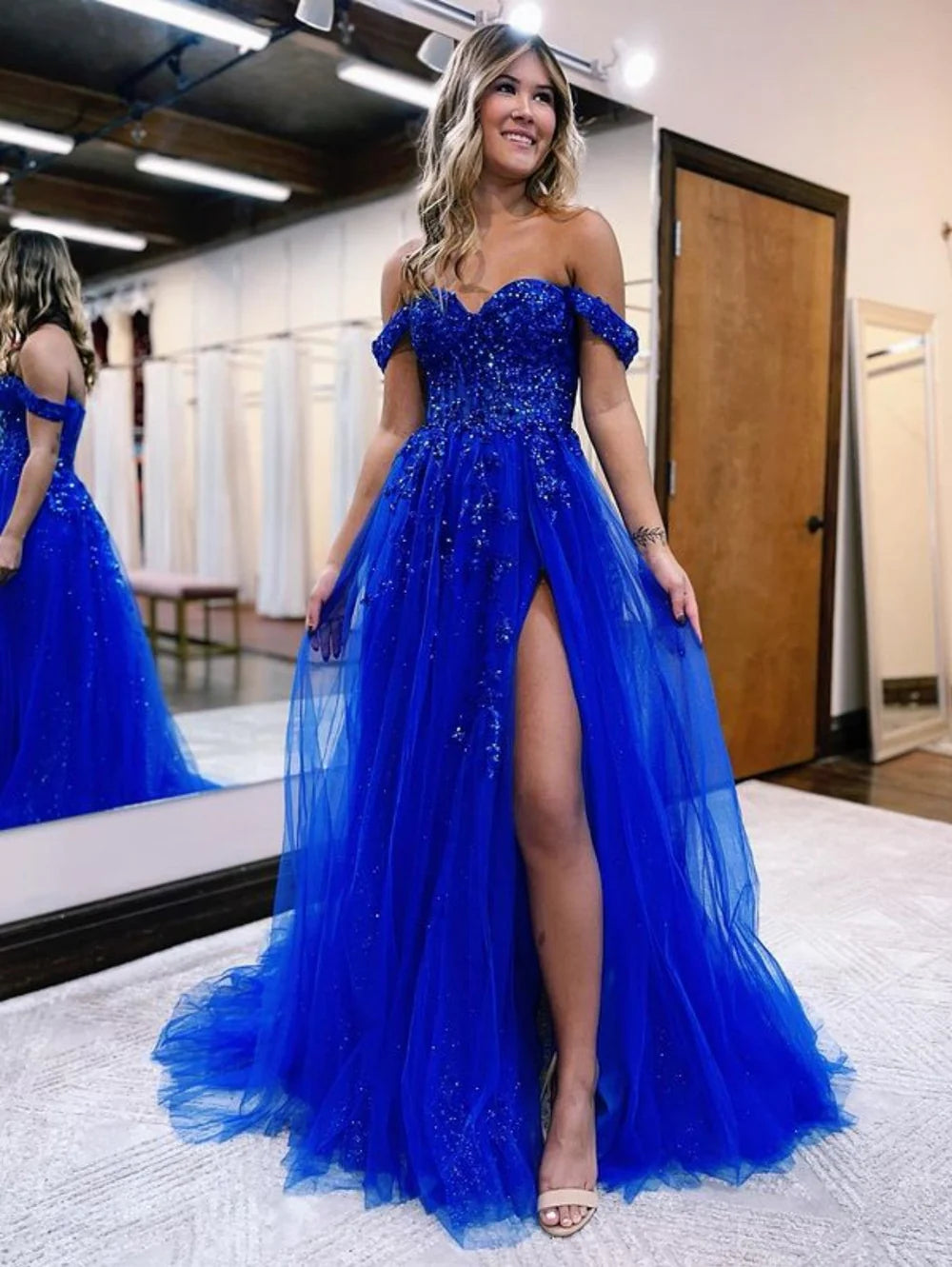 Vestido de fiesta de tul con encaje y hombros descubiertos con abertura