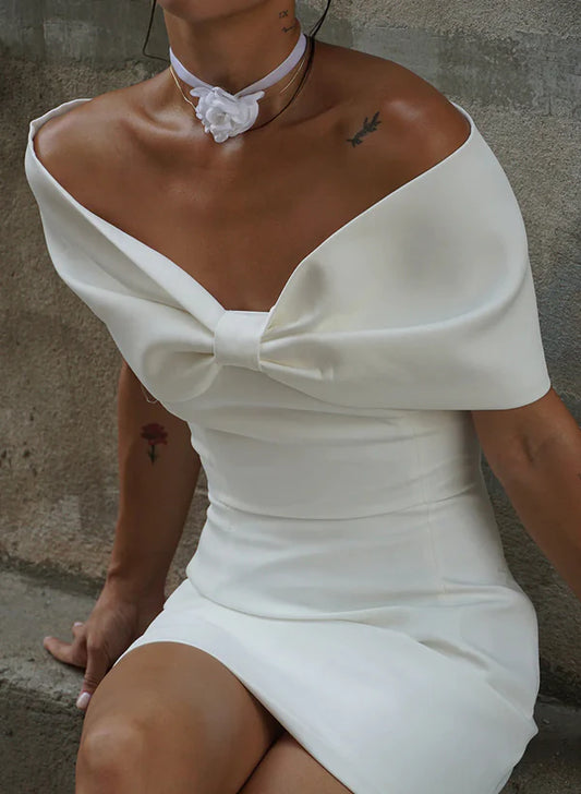 Vestido de novia corto de satén sin mangas con hombros descubiertos