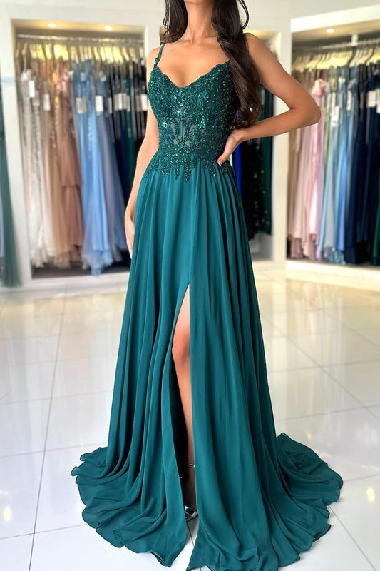 Vestido de noche largo de gasa con tirantes finos y cuentas en forma de A
