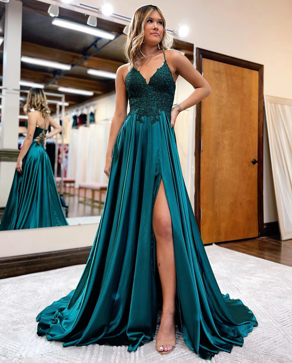 A-Linien-Ballkleid mit Spaghettiträgern und Korsettrücken und Schlitz