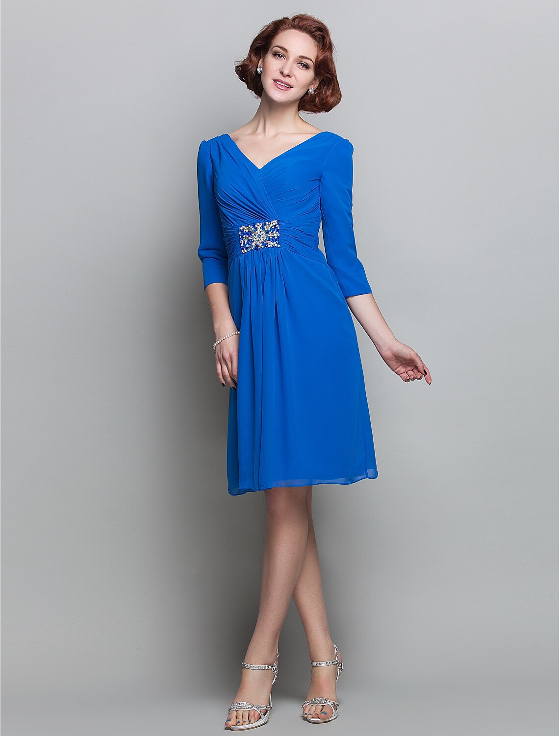 Vestido de madre de la novia con corte tubo/columna, escote en V, largo hasta la rodilla, de gasa, manga 3/4 con cristales fruncidos entrecruzados