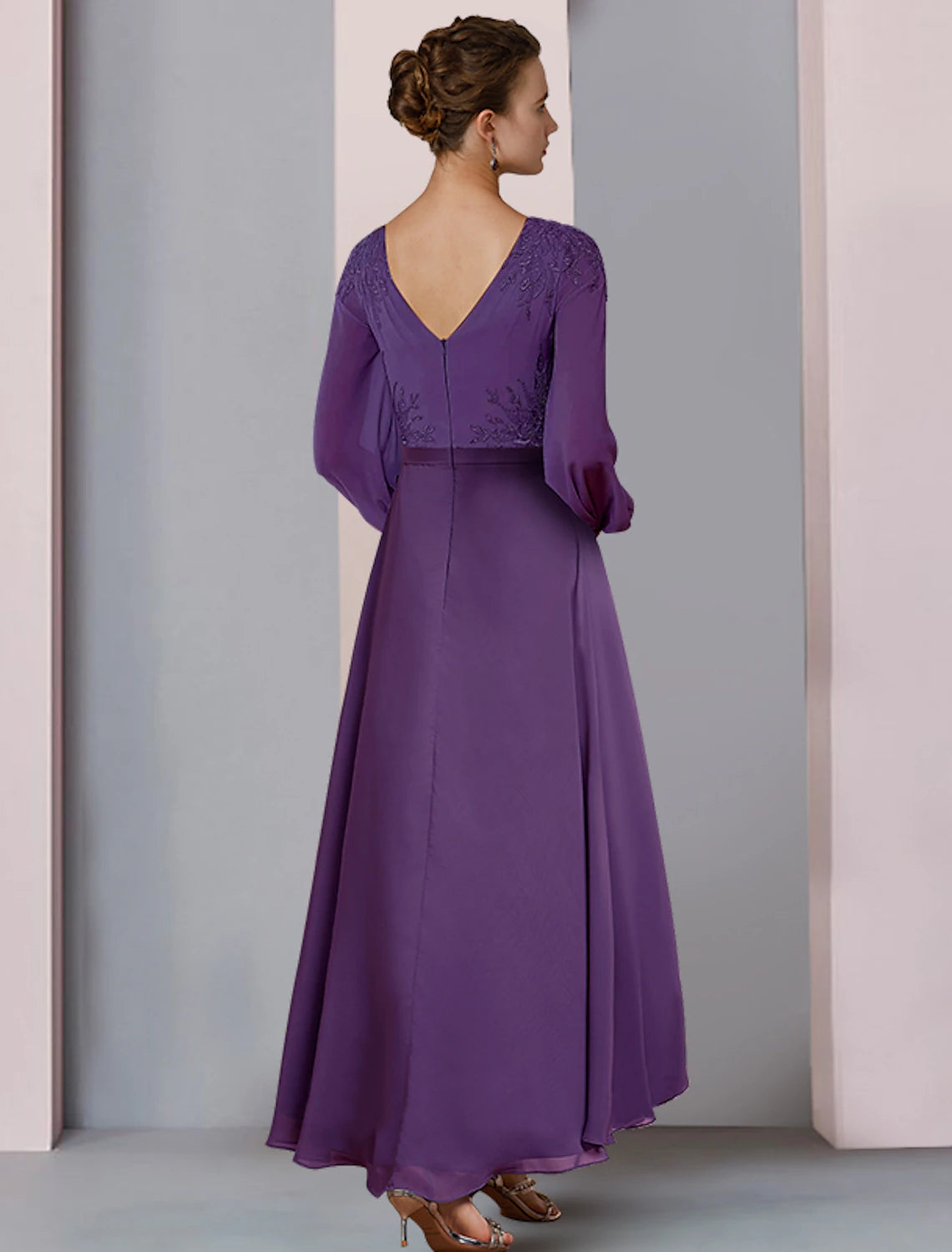 Vestido de madre de la novia con corte en forma de columna, elegante, cuello en V, asimétrico, de gasa, con encaje, manga larga y fruncido.