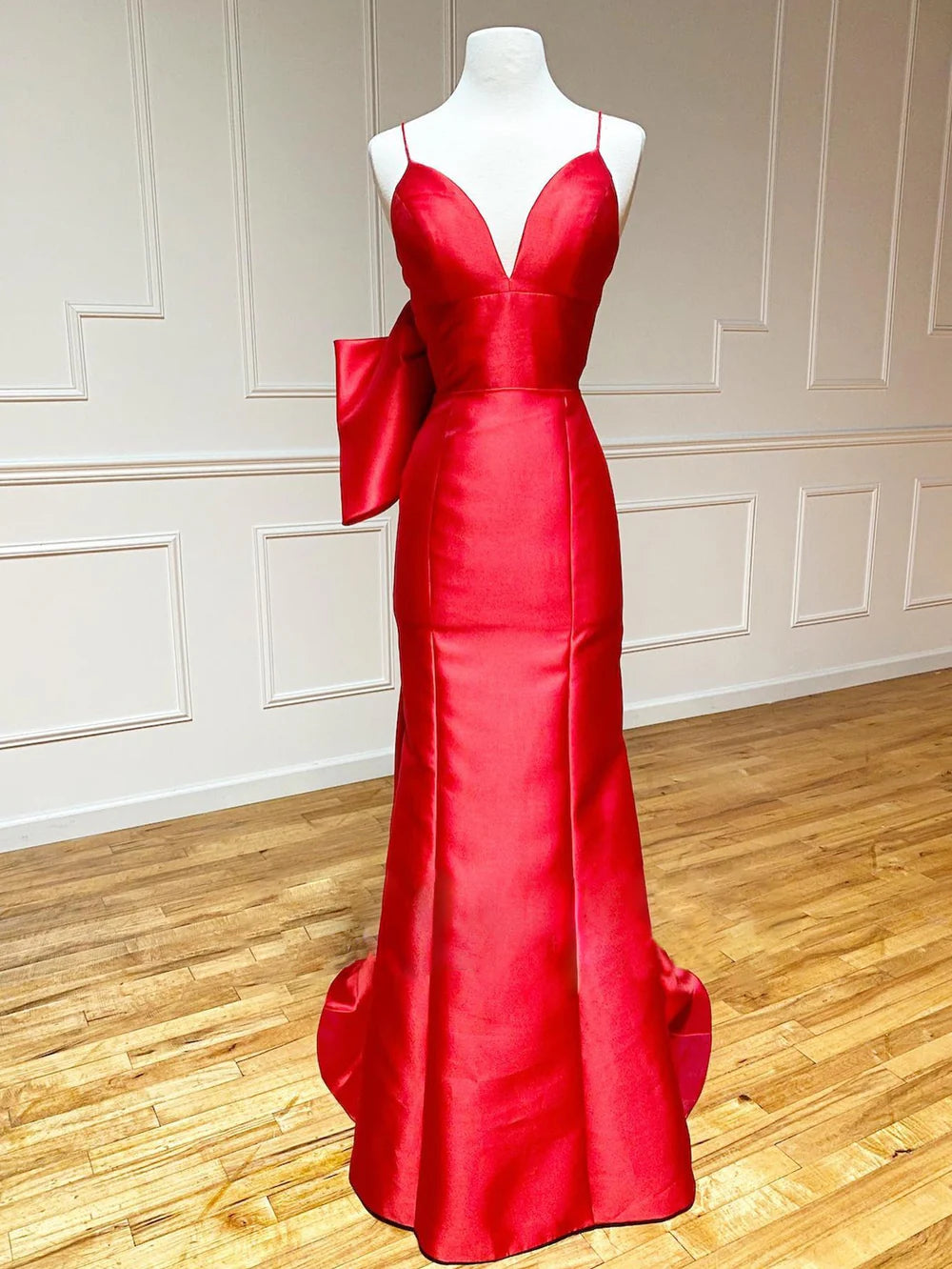 Vestido de fiesta largo de satén con escote en V y lazo de sirena