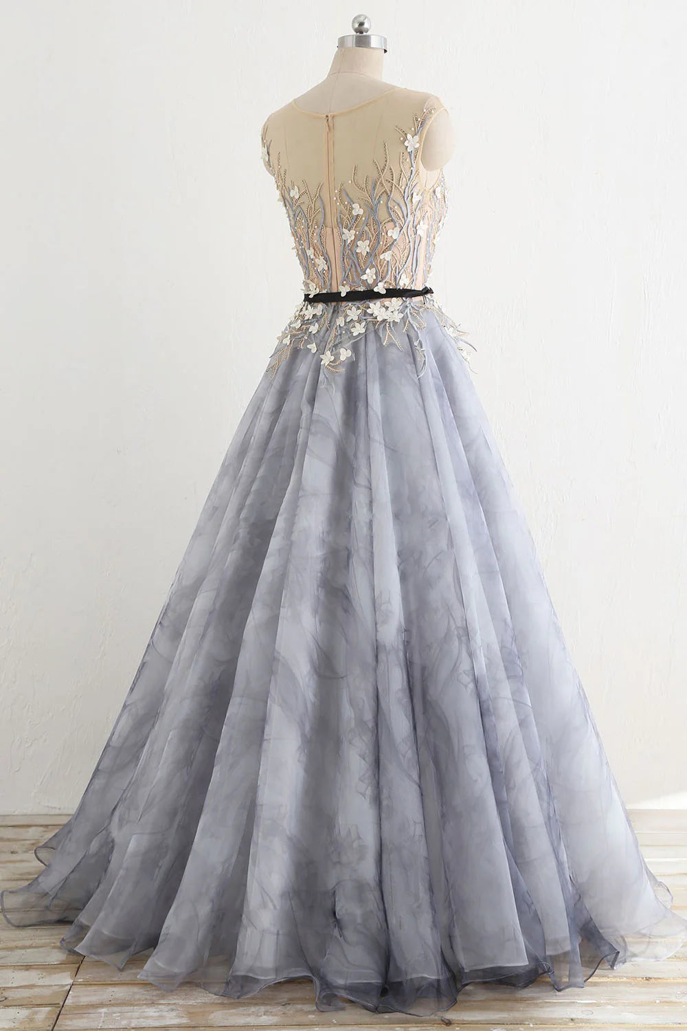 Vestido de fiesta largo de tul con cuello redondo
