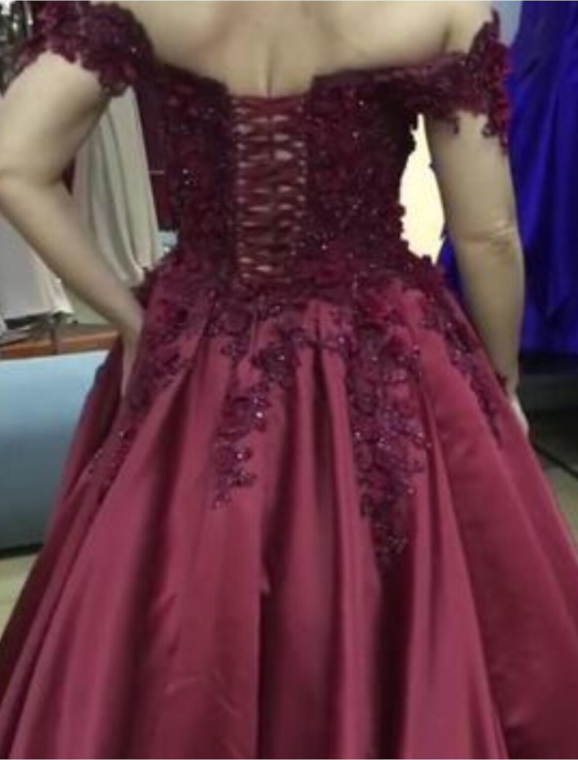 Vestido de fiesta de quinceañera lujoso y brillante, sin mangas, con hombros descubiertos, largo hasta el suelo, de encaje con apliques