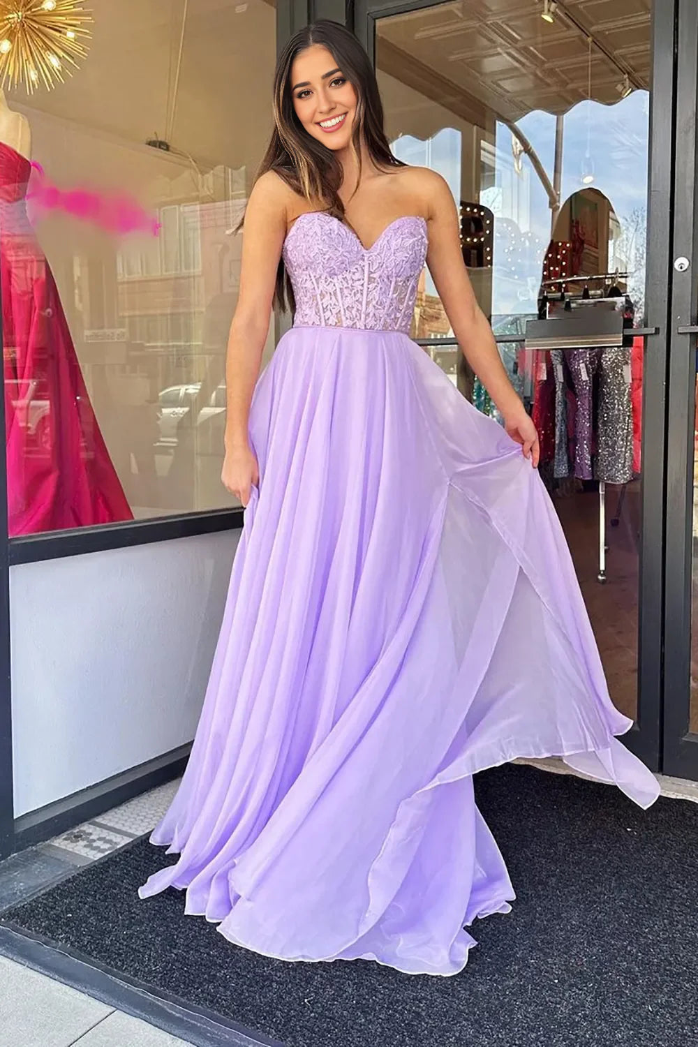 Vestido de fiesta con escote en forma de corazón, corsé y apliques