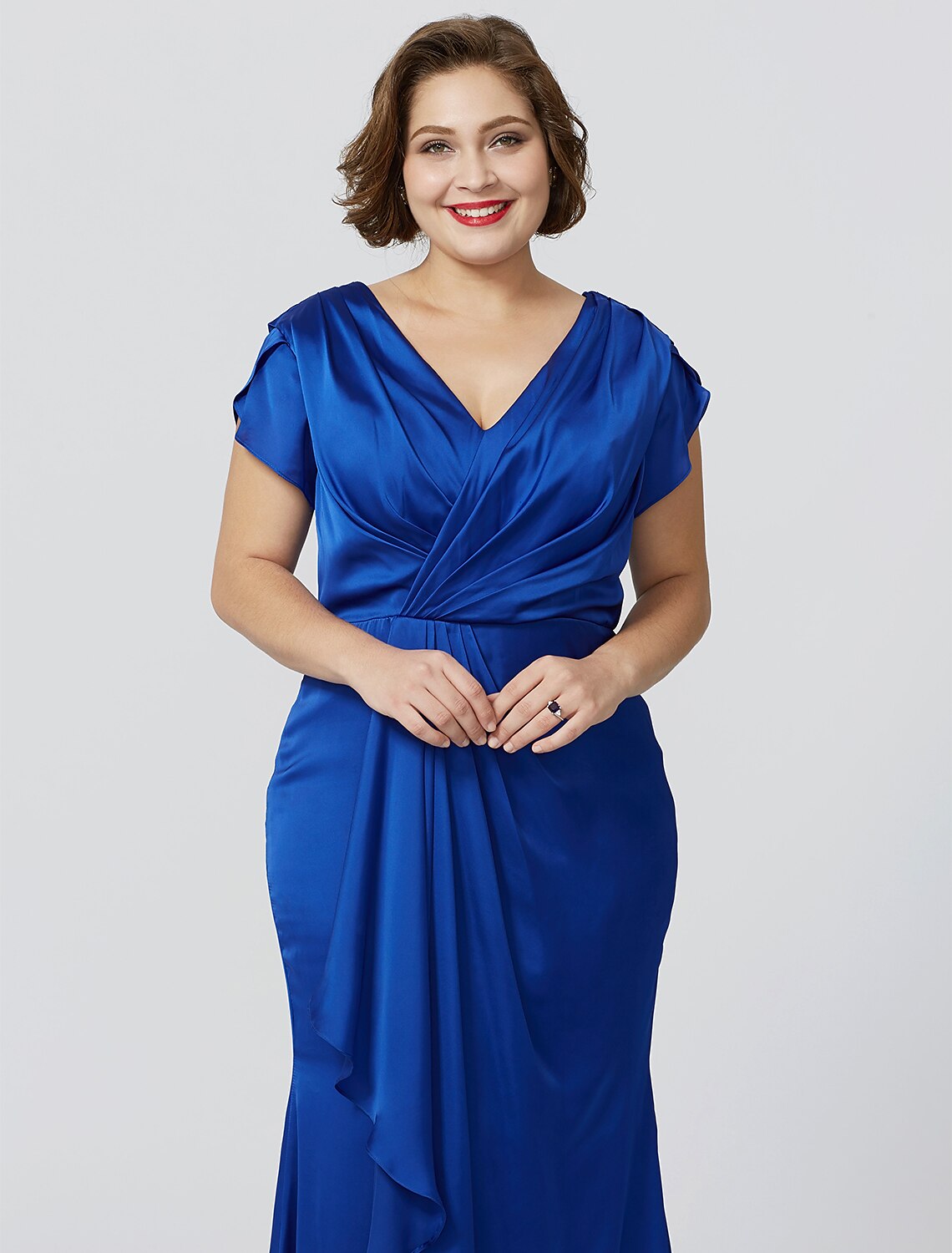 Sheath / Column Mother of the Bride Dress Formal Chic & Modern Glamorous & Dramatic Plus Size V Neck Floor Length Chiffon Over Satin Short Sleeve No with Criss Cross Pleats