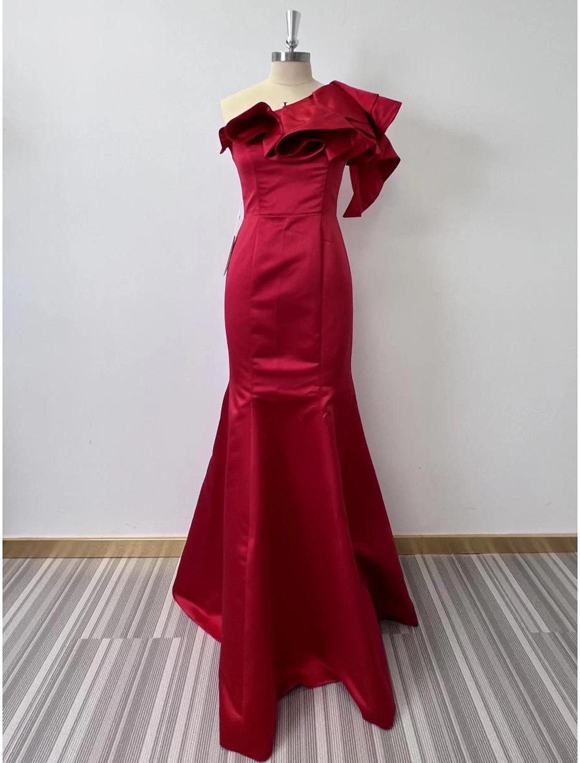 Vestido de noche negro de sirena, vestido de corsé, vestido formal para invitada de boda, largo hasta el suelo, sin mangas, un hombro, tafetán con volantes, flores en los hombros.