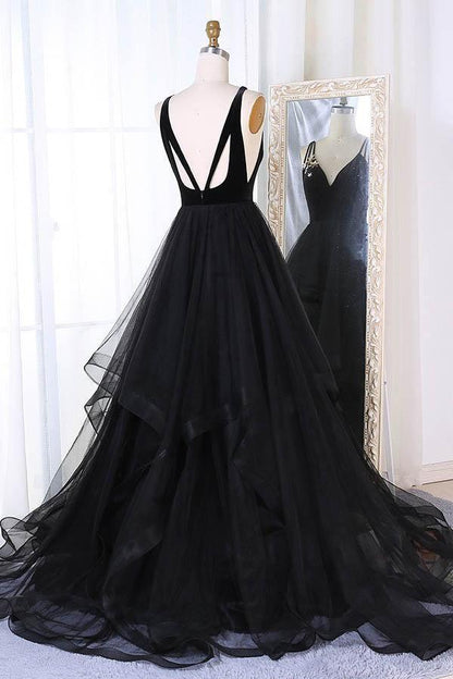 A-Linien-Ballkleid aus Tüll mit V-Ausschnitt und Schleppe, Plissee und Stufen