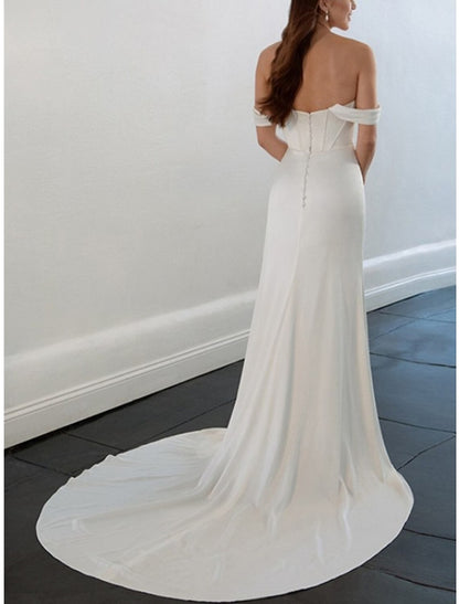 Vestidos de novia casuales de recepción, corte tubo/columna, hombros descubiertos, manga corta, cola de corte, charmeuse, con pliegues y abertura frontal