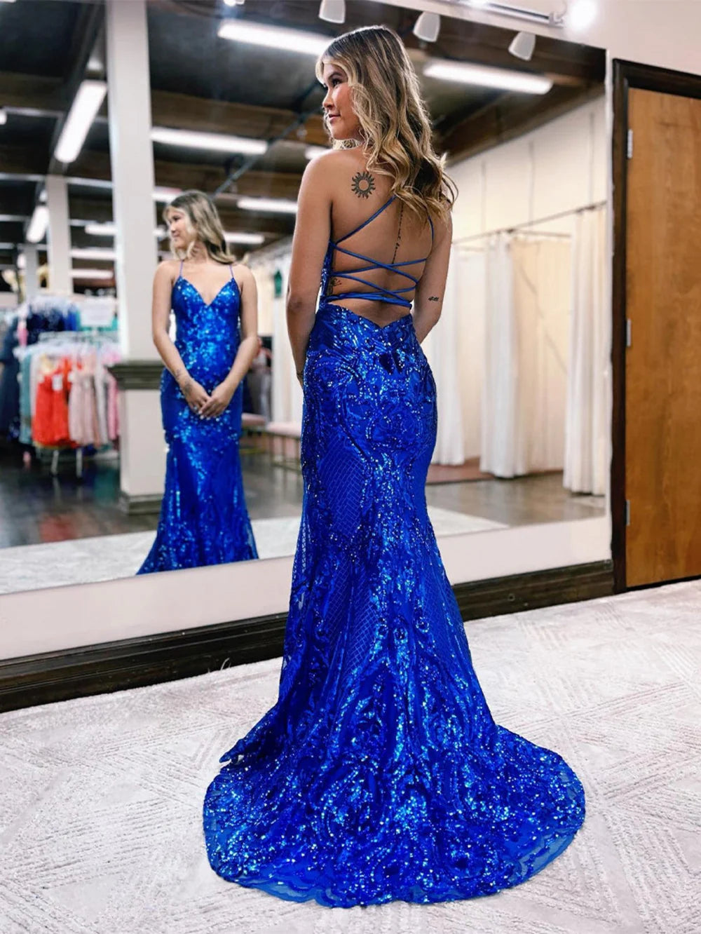 Vestido de fiesta largo ajustado con escote en V y espalda descubierta con purpurina rosa