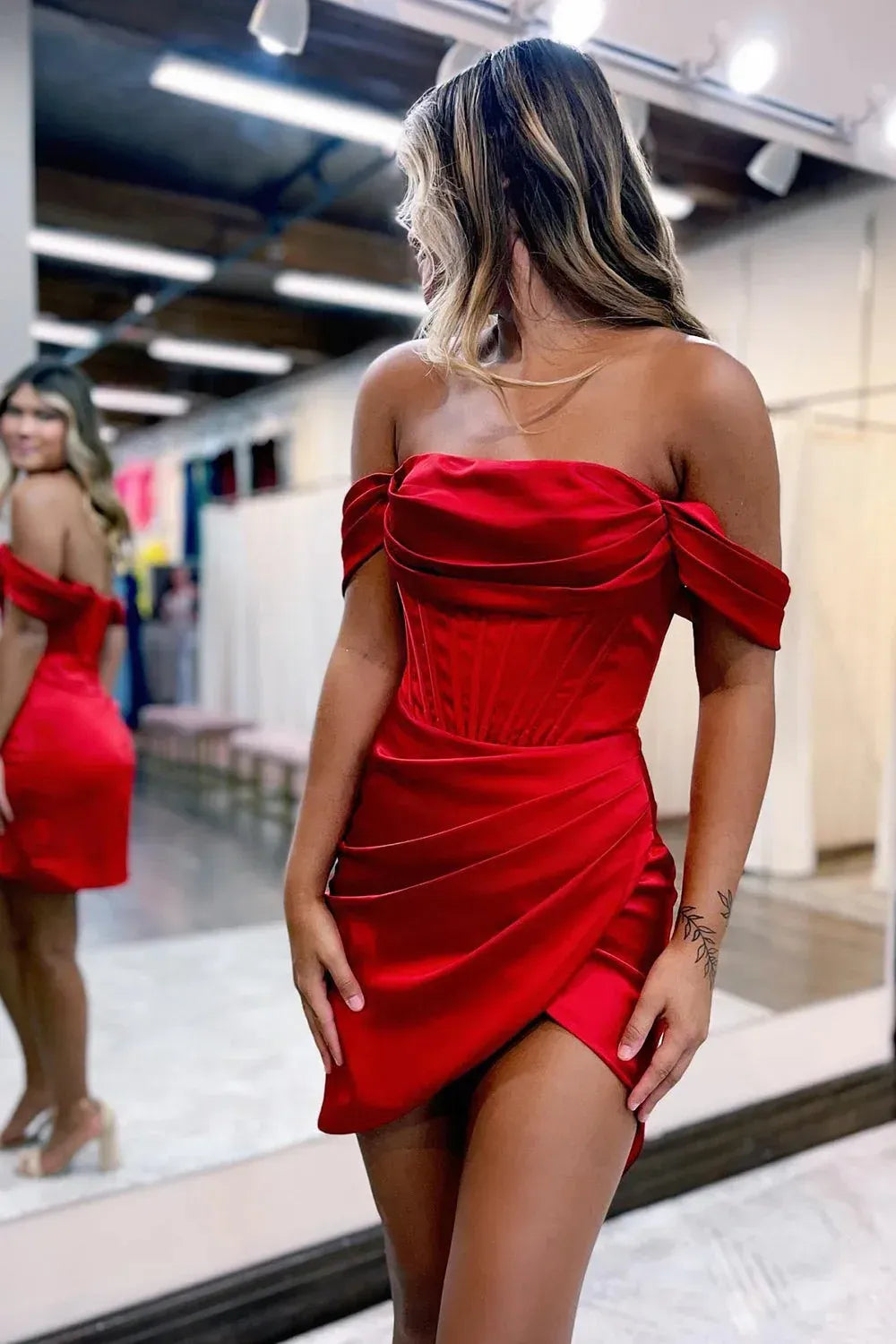 Vestido corto de fiesta Shetah con hombros descubiertos y fruncido