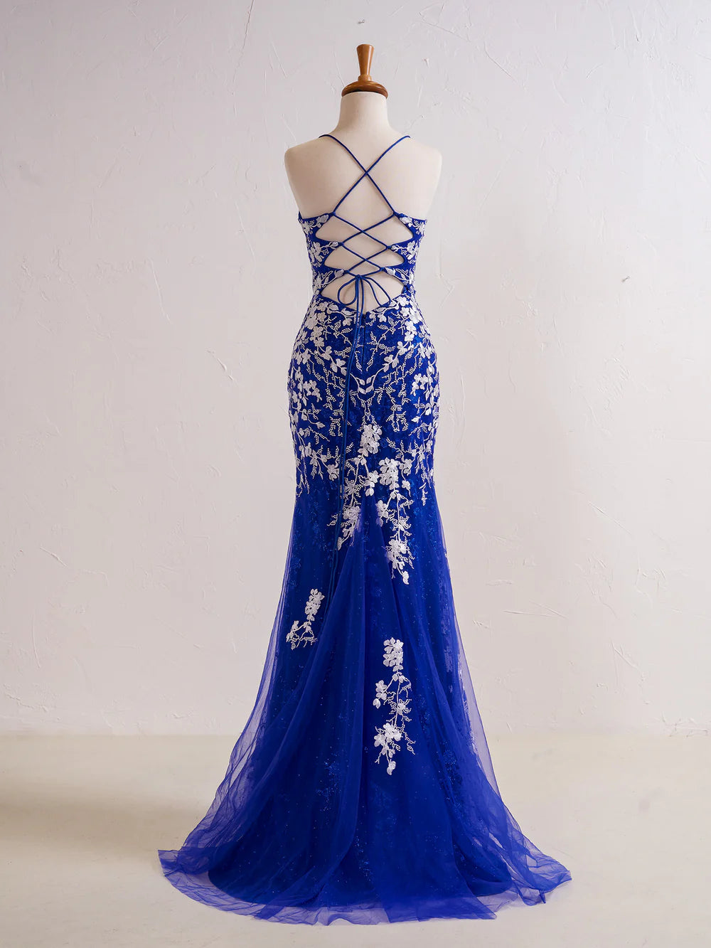 Vestido de fiesta largo de sirena con escote en V y apliques de cuentas