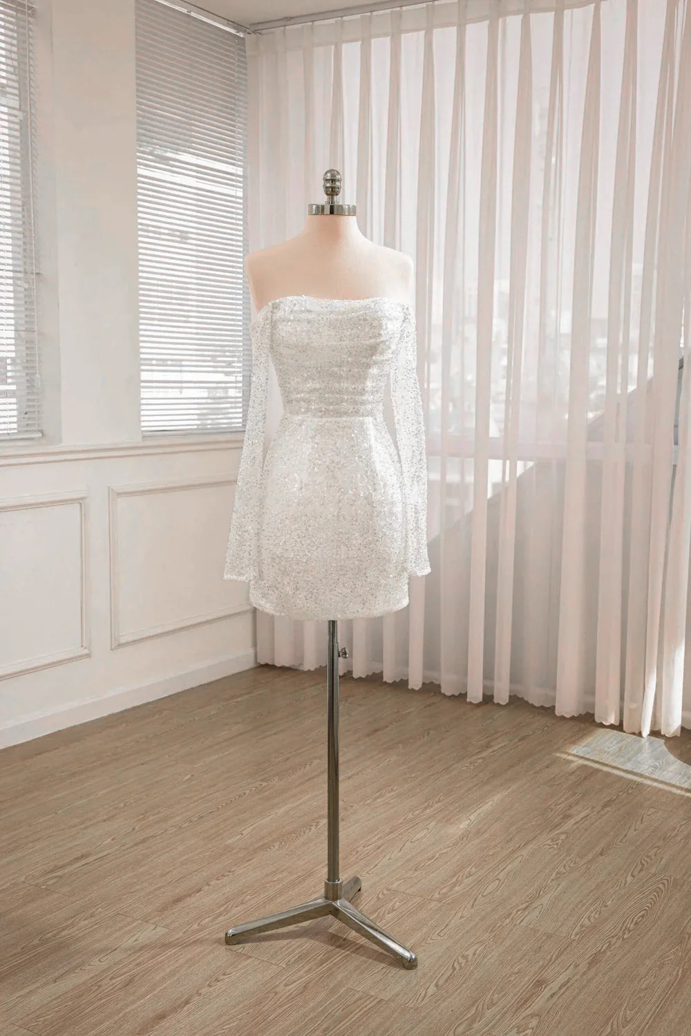 Vestido de novia de manga larga con lentejuelas y espalda descubierta