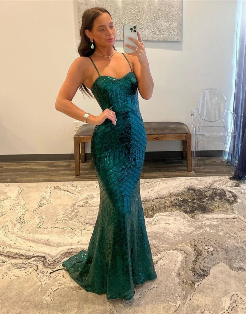 Vestido de fiesta de sirena con tirantes finos y lentejuelas